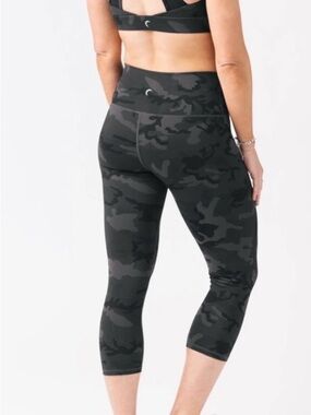 ZYIA Camo Cropped Leggings - Dark Gray/Green/Black